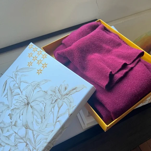 100% cashmere turtleneck sweater in maroon/burgundy - Picture 3 of 3